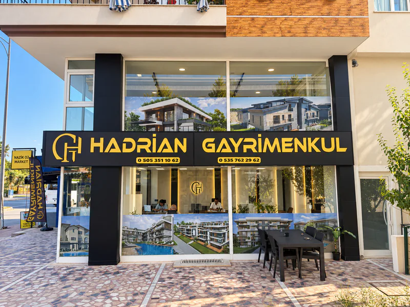 Hadrian Gayrimenkul ofisi — cephe, tabela ve dış oturma alanı