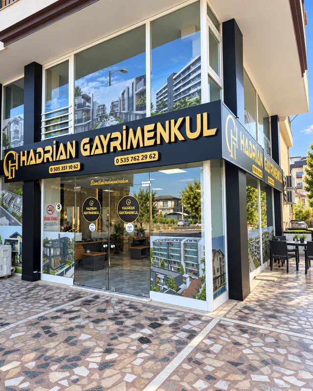 Hadrian Gayrimenkul ofisi — köşe cephe ve giriş kapısı