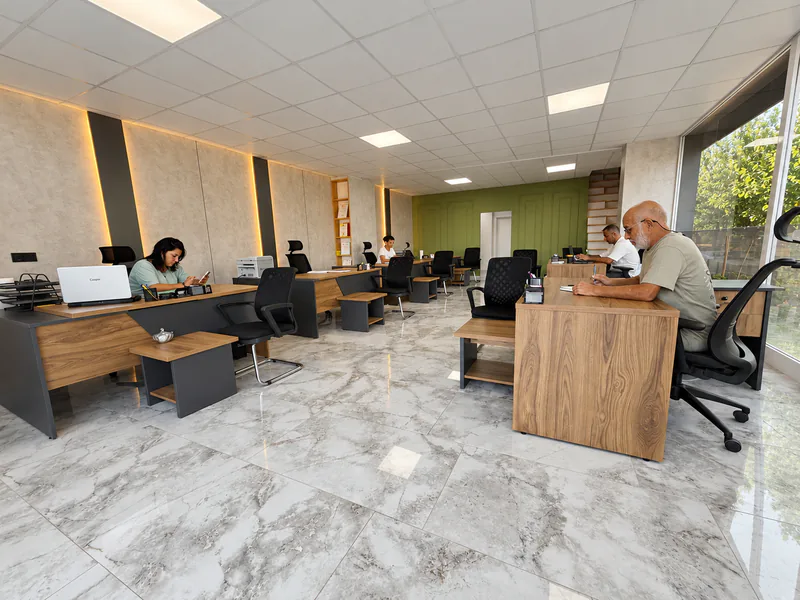 Hadrian Gayrimenkul ofisi — açık ofis, danışman masaları