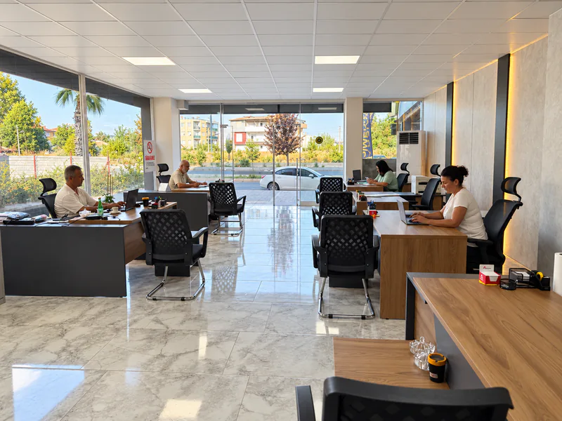 Hadrian Gayrimenkul ofisi — açık ofis, ikinci açı